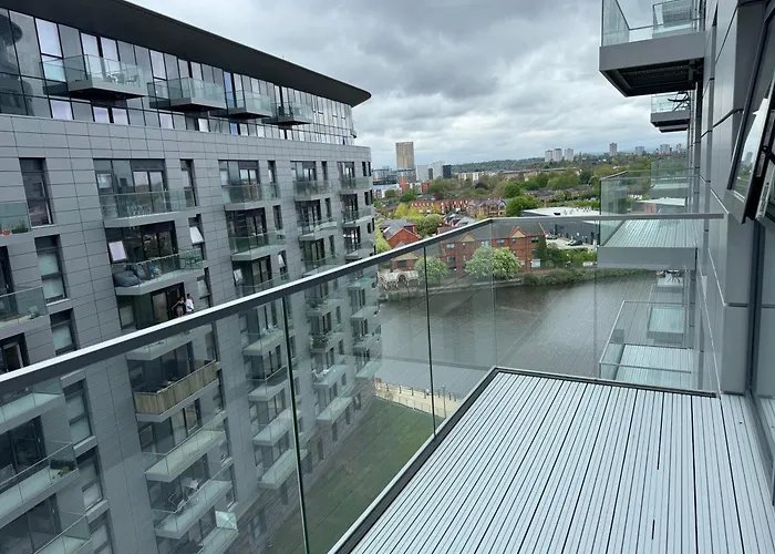Penthouse Height Flat, City View Balcony, Quiet, Free Wifi, Gym & More Minimalistic Home
